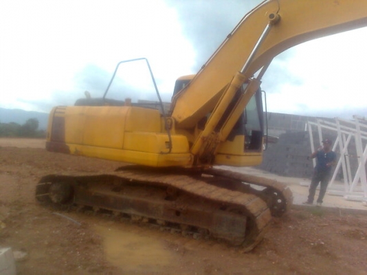 ขาย KOMATSU PC200-7 สภาพสวยพร้อมใช้ ราคาต่อรองได้ ติดต่อได้ที่คุณ อ๊อฟ พิจิตร 086-737-9991