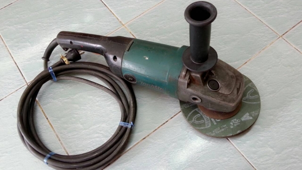 ขายหินเจียยี่ห้อMAKITAรุ่น9069ขนาดใส่ใบได้9นิ้วตัวนี้ผลิตที่ประเทศญี่ปุ่นรุ่นเก่าเเข็งแรงทนทานเดิมๆแรงๆนิ่มๆครับ(2,000W)