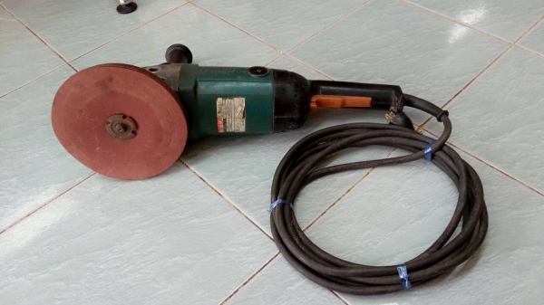 ขายหินเจียยี่ห้อMAKITAรุ่น9069ขนาดใส่ใบได้9นิ้วตัวนี้ผลิตที่ประเทศญี่ปุ่นรุ่นเก่าเเข็งแรงทนทานเดิมๆแรงๆนิ่มๆครับ(2,000W)