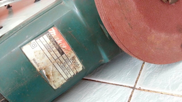 ขายหินเจียยี่ห้อMAKITAรุ่น9069ขนาดใส่ใบได้9นิ้วตัวนี้ผลิตที่ประเทศญี่ปุ่นรุ่นเก่าเเข็งแรงทนทานเดิมๆแรงๆนิ่มๆครับ(2,000W)