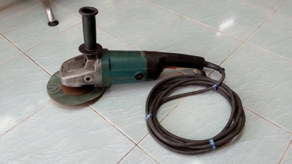 ขายหินเจียยี่ห้อMAKITAรุ่น9069ขนาดใส่ใบได้9นิ้วตัวนี้ผลิตที่ประเทศญี่ปุ่นรุ่นเก่าเเข็งแรงทนทานเดิมๆแรงๆนิ่มๆครับ(2,000W)