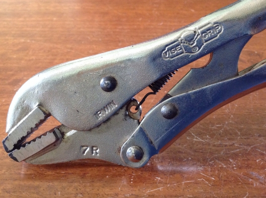 ขายคีมล็อค IRWIN 7R ผลิตที่เมกา จะมีปั้มที่ด้ามปลดล็อคชัดเจน รุ่นหลังๆ ไม่ได้ผลิตที่เมกาไม่มีปั้ม