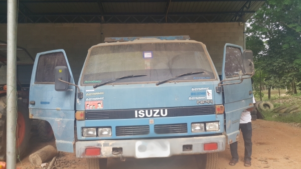 ISUZU NPR จัดไฟแนนซ์ได้ 300,000 บาทคะ ขายกลางอากาศไป เพชรบุรีคะ