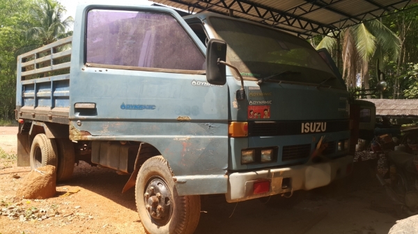 ISUZU NPR จัดไฟแนนซ์ได้ 300,000 บาทคะ ขายกลางอากาศไป เพชรบุรีคะ
