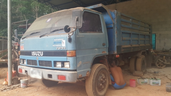 ISUZU NPR จัดไฟแนนซ์ได้ 300,000 บาทคะ ขายกลางอากาศไป เพชรบุรีคะ