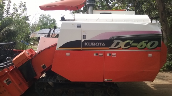 ขายด่วนรถเกี่ยวข้าวdc60พร้อมพ่วงลาก 379000 บาท