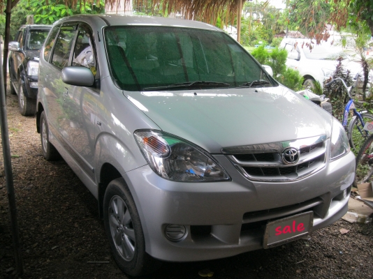 Toyota Avanza 1.5 J ปี 54 เกียร์ธรรมดา กระจกไฟฟ้า แอร์  ซ๊ดี ล้อแม็ก