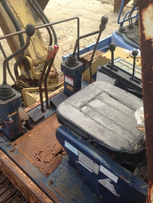 ขายรถแบคโฮ KOMATSU รุ่น PC40-5 ขายรถแบคโฮ KOMATSU รุ่น PC40-5