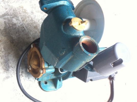 ป้็มน้ำอัตโนมัติขนาด 370 W.ดูดได้ลึก 9 ม. ส่งขึ้นสูงได้ 32 ม. จะหยุดเองเมื่อไม่มีการเปิดใช้น้ำ และจะทำงานเองเมื่อเปิดใช้น้ำ