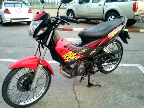 ขายด่วน SONIC ปี 48 สตาร์ทมือ ตัวใหม่แท้ๆเดิมทั้งคัน สวยๆ ราคา 25,500 บาทเท่านั้น รับรองคุ้มค่า เอกสารชุดโอนครบ ภาษีไม่ขาด