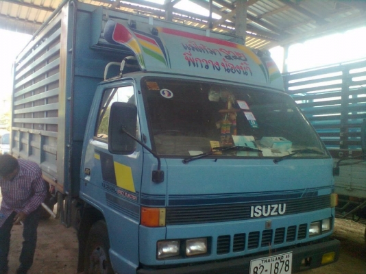 ISUZU NPR 125 HP 4BG1 หกล้อดั๊มพ์ กระบะดั๊มพ์เหล็กคอกสูงเกษตร 4 ตันยิงหน้ายาว 4.50 เมตรสภาพอย่างสวย เครื่องแห้งแรงดีมากไม่มีเยิ้มเลย ภายในเก๋งคอนโซลสวย เกียร์สั้น แอร์เย็น พวงมาลัยเพาเวอร์ ช่วงล่างเดิมคัชซีสวยไม่มีดาม ยางสภาพดีพร้อมใช้งาน เอกสารทะเบียนภาษ