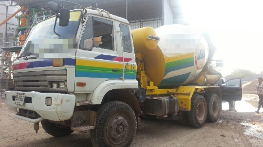 ขายรถ 10 ล้อโม่ปูน NISSAN UD 430 โม่ลิฟเปอร์ ใหม่หมด  7 คิว ราคา 1800000