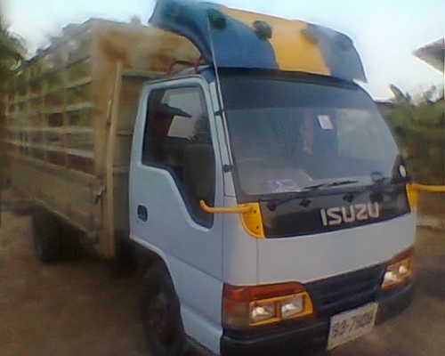 ISUZU NKR 120 HP 4HF1 ปี 42 หัวการ์ตูน สวยจัดพร้อมใช้งาน กระบะคอกเหล็กยาว 4.30 เมตร เครื่องแห้งแรงดีไม่มีเยิ้ม ภายในเก๋งคอนโซลสวยครบ แอร์เย็น พวงมาลัยเพาเวอร์ ช่วงล่างเดิมๆจากโรงงานคัชซีสวยมาก ยางสภาพดี 80\% พร้อมใช้งานได้เลยครับ