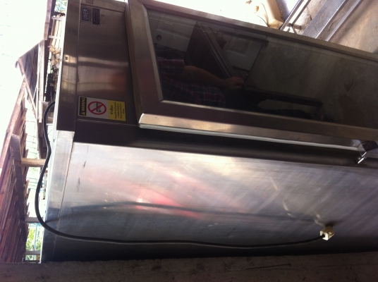 ตู้อบความร้อนด้วยน้ำร้อน ตัวตู้เป็นสแตนเลสประตูเป็นกระจกมองเห็นข้างใน มีตัวปรับตั้งอุณหภูมิ