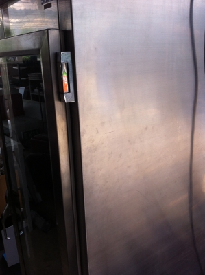 ตู้อบความร้อนด้วยน้ำร้อน ตัวตู้เป็นสแตนเลสประตูเป็นกระจกมองเห็นข้างใน มีตัวปรับตั้งอุณหภูมิ