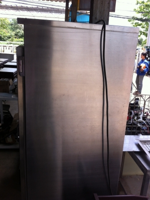 ตู้อบความร้อนด้วยน้ำร้อน ตัวตู้เป็นสแตนเลสประตูเป็นกระจกมองเห็นข้างใน มีตัวปรับตั้งอุณหภูมิ