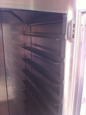 ตู้อบความร้อนด้วยน้ำร้อน ตัวตู้เป็นสแตนเลสประตูเป็นกระจกมองเห็นข้างใน มีตัวปรับตั้งอุณหภูมิ