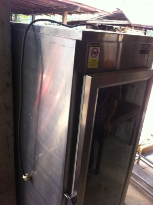 ตู้อบความร้อนด้วยน้ำร้อน ตัวตู้เป็นสแตนเลสประตูเป็นกระจกมองเห็นข้างใน มีตัวปรับตั้งอุณหภูมิ