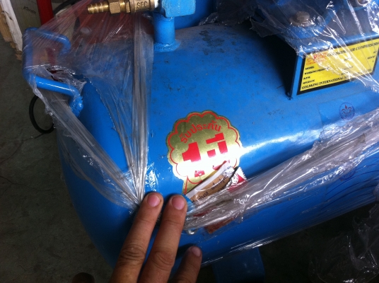 ป้็มลมยี่ห้อ YEE มอเตอร์ 1/2  ความจุถัง 64 ลิตร  ของใหม่ยังไม่ได้ใช้