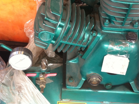 ป้็มลมยี่ห้อ 3 สูบ OKURA  มอเตอร์ 2 แรง ความจุถัง ไม่ทราบว่ากี่ ลิตร  ของใหม่ยังไม่ได้ใช