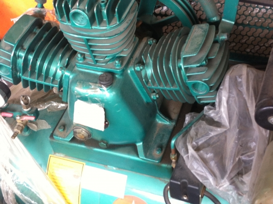 ป้็มลมยี่ห้อ 3 สูบ OKURA  มอเตอร์ 2 แรง ความจุถัง ไม่ทราบว่ากี่ ลิตร  ของใหม่ยังไม่ได้ใช