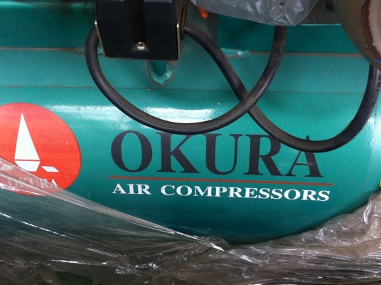 ป้็มลมยี่ห้อ 3 สูบ OKURA  มอเตอร์ 2 แรง ความจุถัง ไม่ทราบว่ากี่ ลิตร  ของใหม่ยังไม่ได้ใช