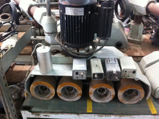 ชุดเครื่องป้อนไม้เข็า-ออกจากเครื่องจักร เป็นลูกกลิ่งยางอย่างดี 4 ลูกขับด้วยมอเตอร์เกียร์ทดรอบ