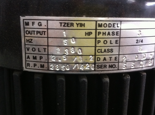 ชุดเครื่องป้อนไม้เข็า-ออกจากเครื่องจักร เป็นลูกกลิ่งยางอย่างดี 4 ลูกขับด้วยมอเตอร์เกียร์ทดรอบ