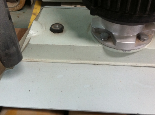 ชุดเครื่องป้อนไม้เข็า-ออกจากเครื่องจักร เป็นลูกกลิ่งยางอย่างดี 4 ลูกขับด้วยมอเตอร์เกียร์ทดรอบ