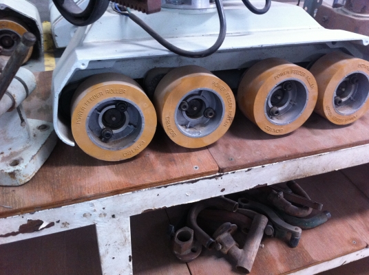 ชุดเครื่องป้อนไม้เข็า-ออกจากเครื่องจักร เป็นลูกกลิ่งยางอย่างดี 4 ลูกขับด้วยมอเตอร์เกียร์ทดรอบ