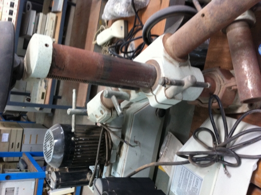 ชุดเครื่องป้อนไม้เข็า-ออกจากเครื่องจักร เป็นลูกกลิ่งยางอย่างดี 4 ลูกขับด้วยมอเตอร์เกียร์ทดรอบ