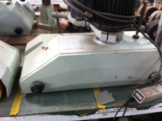 ชุดเครื่องป้อนไม้เข็า-ออกจากเครื่องจักร เป็นลูกกลิ่งยางอย่างดี 4 ลูกขับด้วยมอเตอร์เกียร์ทดรอบ