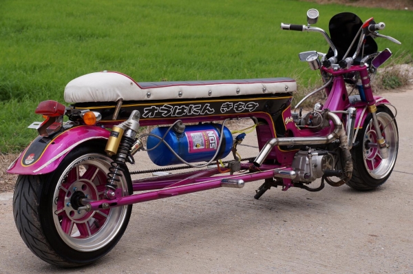 HONDA ชาลีีีีีีีีีีีีีีีีีี ๆๆๆๆๆๆๆๆๆๆๆๆๆๆๆๆๆๆๆๆๆๆๆๆๆๆๆๆๆ  สำหรับท่านที่ ชื่นชอบ แนว ความคิดสร้างสรรค์ สวยงาม แปลก แปลก  ไม่ต้อง อธิบายมาก สภาพตามรูป เครื่อง LIFAN 125 CC ติด TURBO วิ่งดี มาก ๆ แต่เวลาเลี้ยว ขืน หน่อย ครับ