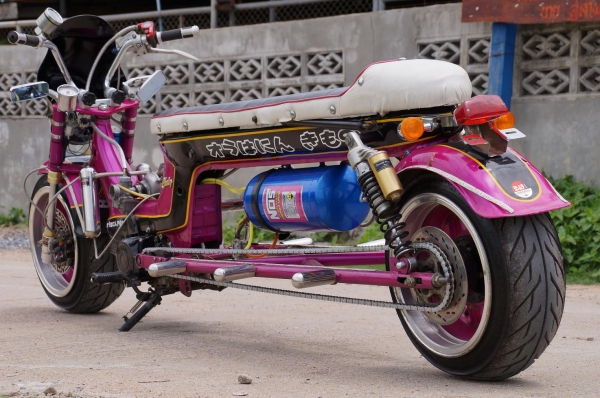 HONDA ชาลีีีีีีีีีีีีีีีีีี ๆๆๆๆๆๆๆๆๆๆๆๆๆๆๆๆๆๆๆๆๆๆๆๆๆๆๆๆๆ  สำหรับท่านที่ ชื่นชอบ แนว ความคิดสร้างสรรค์ สวยงาม แปลก แปลก  ไม่ต้อง อธิบายมาก สภาพตามรูป เครื่อง LIFAN 125 CC ติด TURBO วิ่งดี มาก ๆ แต่เวลาเลี้ยว ขืน หน่อย ครับ