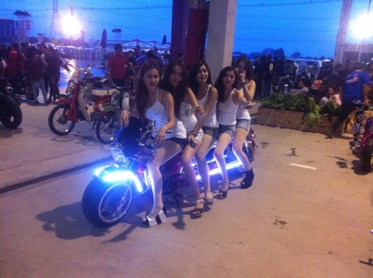 HONDA ชาลีีีีีีีีีีีีีีีีีี ๆๆๆๆๆๆๆๆๆๆๆๆๆๆๆๆๆๆๆๆๆๆๆๆๆๆๆๆๆ  สำหรับท่านที่ ชื่นชอบ แนว ความคิดสร้างสรรค์ สวยงาม แปลก แปลก  ไม่ต้อง อธิบายมาก สภาพตามรูป เครื่อง LIFAN 125 CC ติด TURBO วิ่งดี มาก ๆ แต่เวลาเลี้ยว ขืน หน่อย ครับ