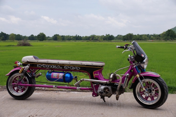 HONDA ชาลีีีีีีีีีีีีีีีีีี ๆๆๆๆๆๆๆๆๆๆๆๆๆๆๆๆๆๆๆๆๆๆๆๆๆๆๆๆๆ  สำหรับท่านที่ ชื่นชอบ แนว ความคิดสร้างสรรค์ สวยงาม แปลก แปลก  ไม่ต้อง อธิบายมาก สภาพตามรูป เครื่อง LIFAN 125 CC ติด TURBO วิ่งดี มาก ๆ แต่เวลาเลี้ยว ขืน หน่อย ครับ