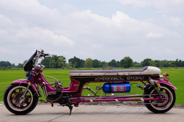 HONDA ชาลีีีีีีีีีีีีีีีีีี ๆๆๆๆๆๆๆๆๆๆๆๆๆๆๆๆๆๆๆๆๆๆๆๆๆๆๆๆๆ  สำหรับท่านที่ ชื่นชอบ แนว ความคิดสร้างสรรค์ สวยงาม แปลก แปลก  ไม่ต้อง อธิบายมาก สภาพตามรูป เครื่อง LIFAN 125 CC ติด TURBO วิ่งดี มาก ๆ แต่เวลาเลี้ยว ขืน หน่อย ครับ