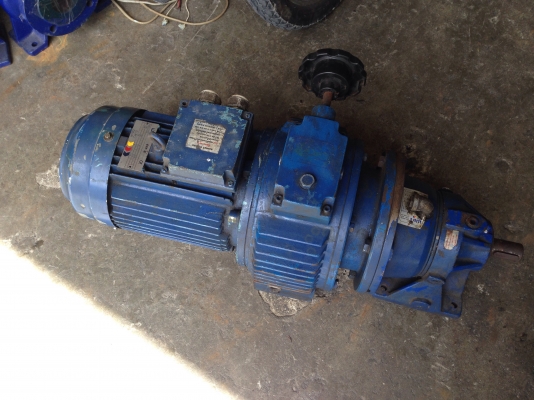 ขายมอเตอร์เกียร์ WAT 5.5 HP. 380 V แบบปรับรอบ เพลาออกได้ตั้งแต่ 150-40 รอบต่อนาทีโดยประมาณ สภาพสวย วิ่งนิ่ม พร้อมใช้งาน