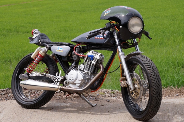 ขาย HONDA JX 200 CC แต่ง คาเฟ่ สภาพสวยมาก ล้อ US 3.5 นิ้ว หน้า และ หลัง ยางดอกเต็ม เครื่องเบิกใหม่ แบตใหม่ ระบบไฟ ติดครบ ขับนิ่ม แน่น เสียงโหด สภาพโดยรวมตามรูปครับ ทะเบียนพร้อมโอน ภาษี ขาดต่อนะครับ เอกสาร อินวอย เครื่อง ครบ