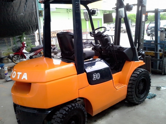 TOYOTA 7FD30 ขนาด3ตัน เสาสูง4เมตร เครื่องยนต์ดีเซล2Z เกียร์ธรรมดา ราคาต่อรองได้0816161541