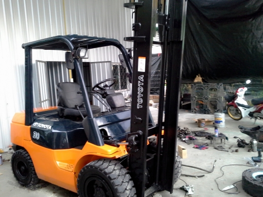 TOYOTA 7FD30 ขนาด3ตัน เสาสูง4เมตร เครื่องยนต์ดีเซล2Z เกียร์ธรรมดา ราคาต่อรองได้0816161541
