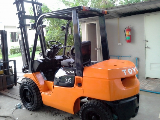 TOYOTA 7FD30 ขนาด3ตัน เสาสูง4เมตร เครื่องยนต์ดีเซล2Z เกียร์ธรรมดา ราคาต่อรองได้0816161541