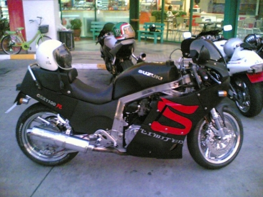 ขายรถมอเตอร์ไซร์ SUZUKI GSX-R 1100 (อูฐ) สีดำด้าน มีทะเบียน โช๊คหน้าหัวกลับ ท่อสูตร ล้อหลัง 5 นิ้วครึ่ง 90,000.- ติดต่อคุณโป้ง 080-6127866