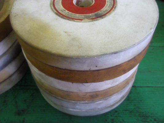 หินเจียร์สีขาว ใช้ใส่กับมอเตอร์หินเจียร์ได้เลยมีหลายเบอร์ให้เลือกรายละเอียดตามรูป