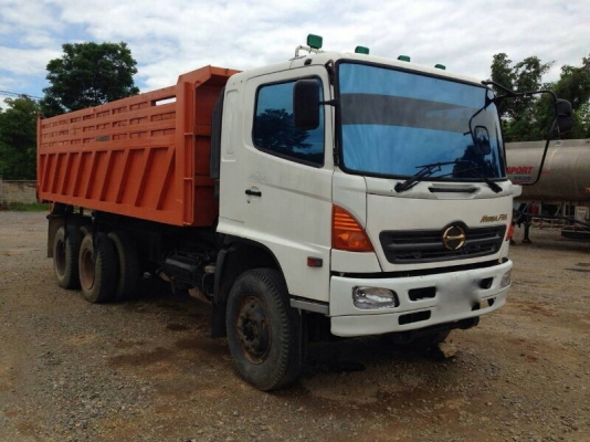 รถฮีโน่ 10  ล้อดั้ม 320 แรงม้า. ปี 48  ( ขายคู่ รถน้ำ. )  สนใจติดต่อ 081 - 6079515