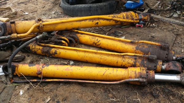 ขายด่วน กระบอกอาม กระบอกบุ่งกี๋ กระบอกยก HITACHI EX200-2-3-5