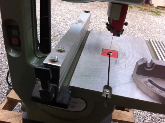 เลื่อยสายพานตั้งโต๊ะ สูง 75 cm.ขนาดมอเตอร์ 350 w. ปรับหน้าโต๊ะเอียงได้ มีอุปกรณ์ครบชุด