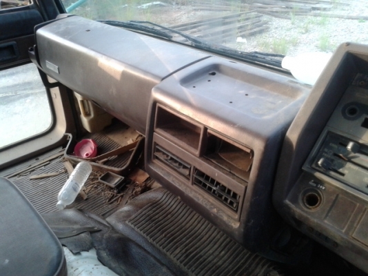 10 อีโน่เพลาเดียว  8 สูบ  300  แรงม้า ระบบไฟฟ้ายกหัว  (ท้ายเป็ดหรือท้าลาด)  พร้อมใช้งาน เล่มพร้อม..