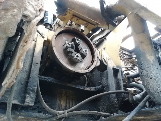 ชายเป็นอะไหล่ ครับ CAT325 ใข้งานมา 9000 ชั่วโมง ครับสภาพ 90\%