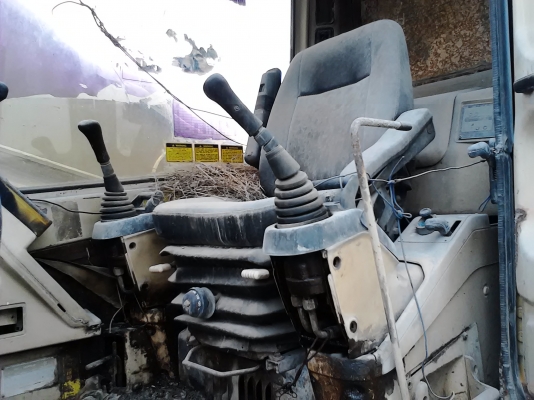 ชายเป็นอะไหล่ ครับ CAT325 ใข้งานมา 9000 ชั่วโมง ครับสภาพ 90\%